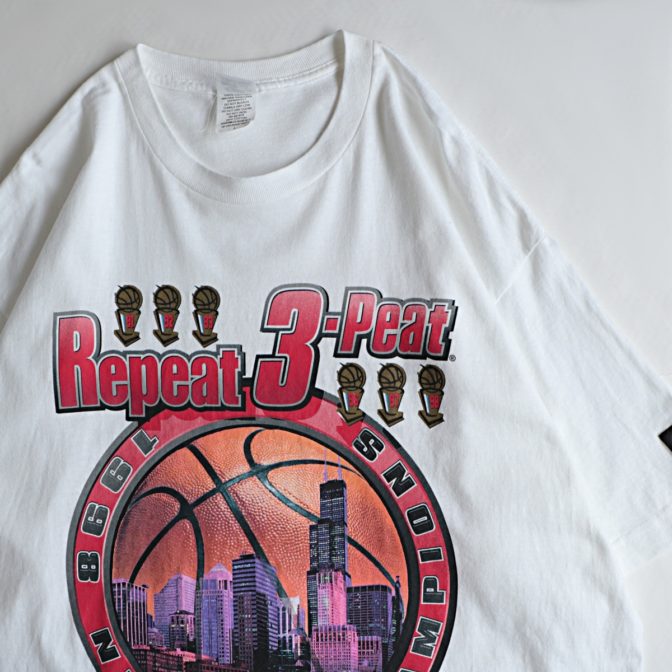 シカゴブルズ NBA SUGA グリッチ Tシャツ Mサイズ BTS+atop.com.ar